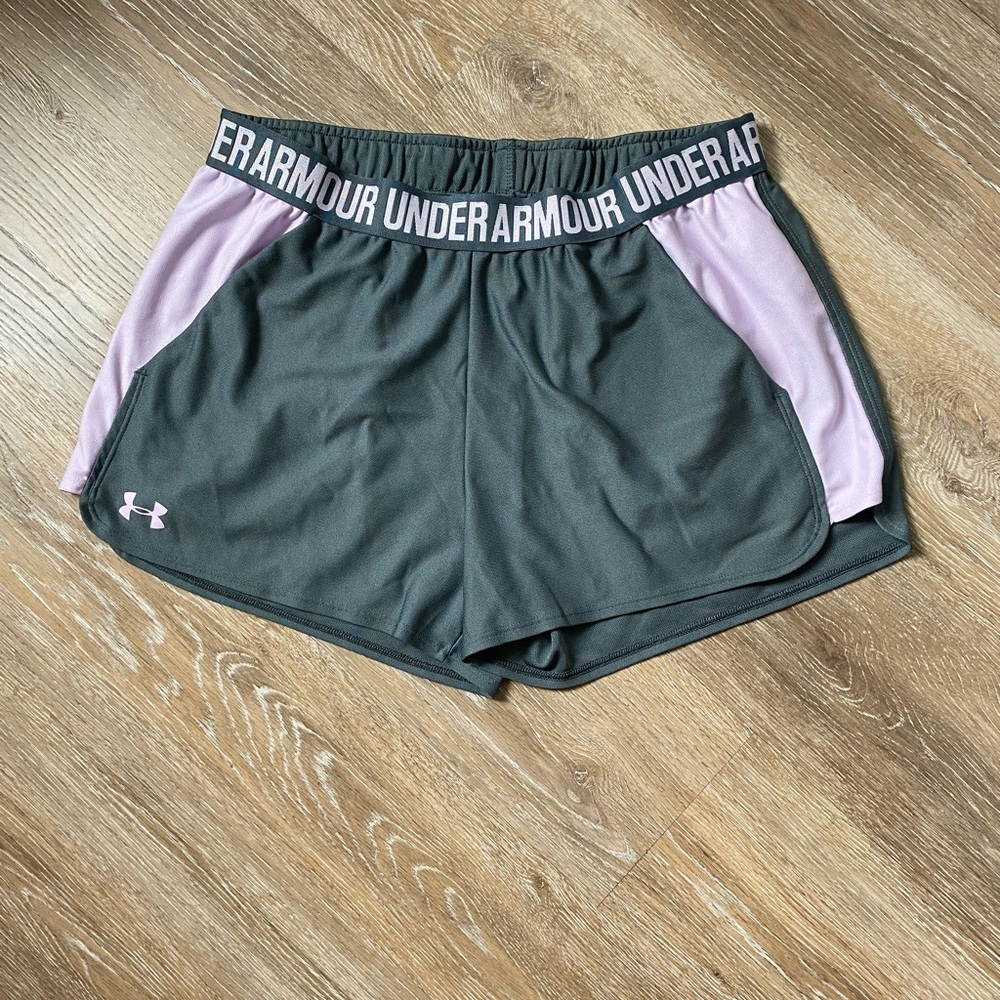 Under Armour Women’s play up 3.0 twist shorts. Size large